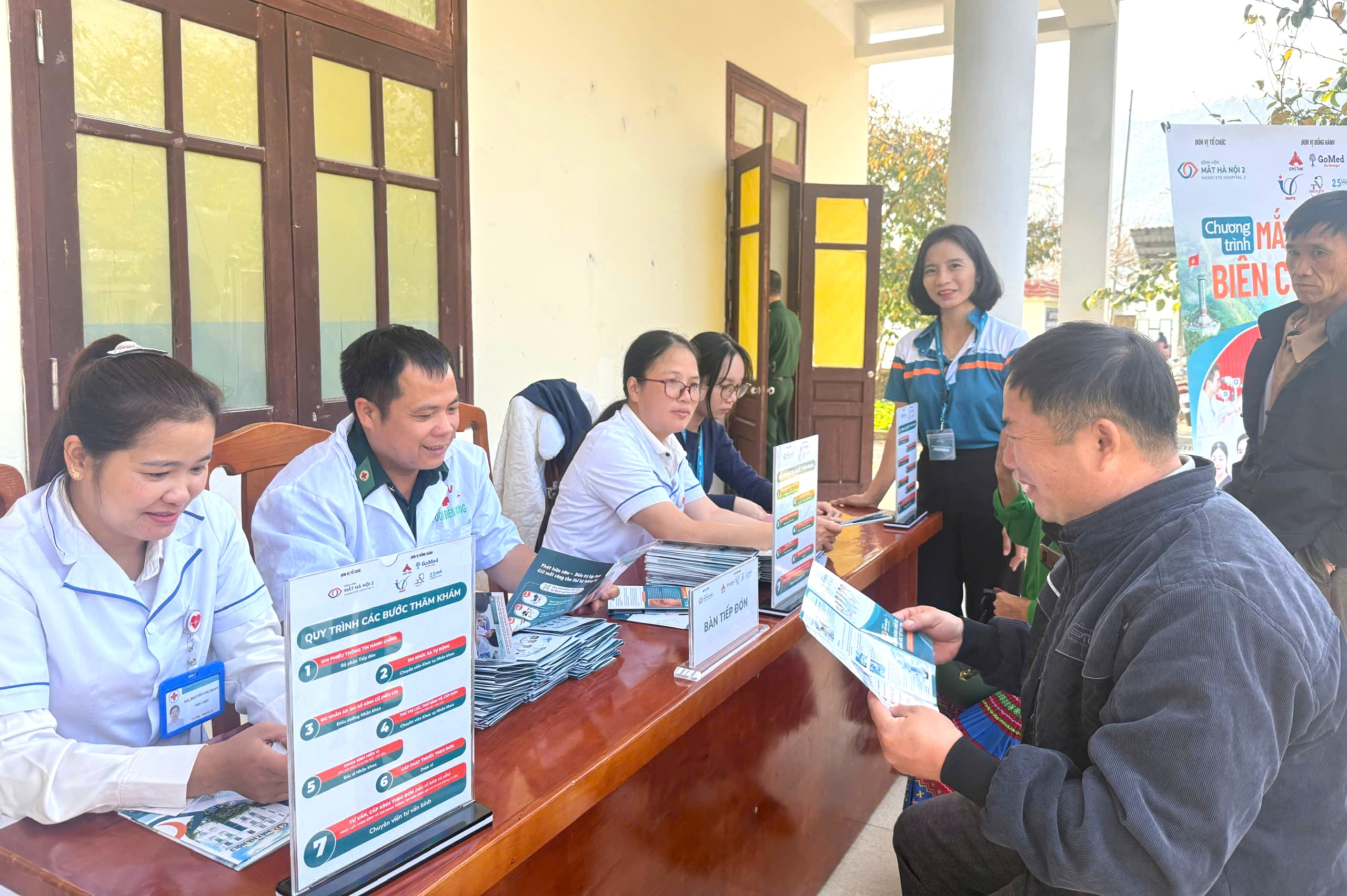 Chương trình “Mắt sáng biên cương” đến với cán bộ, chiến sĩ và nhân dân Lũng Cú